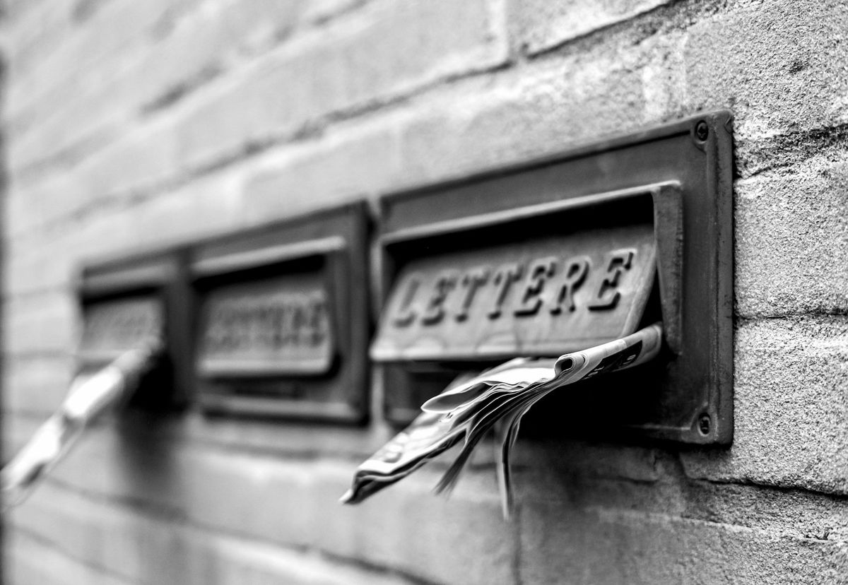 En postkasse full av uåpnet post