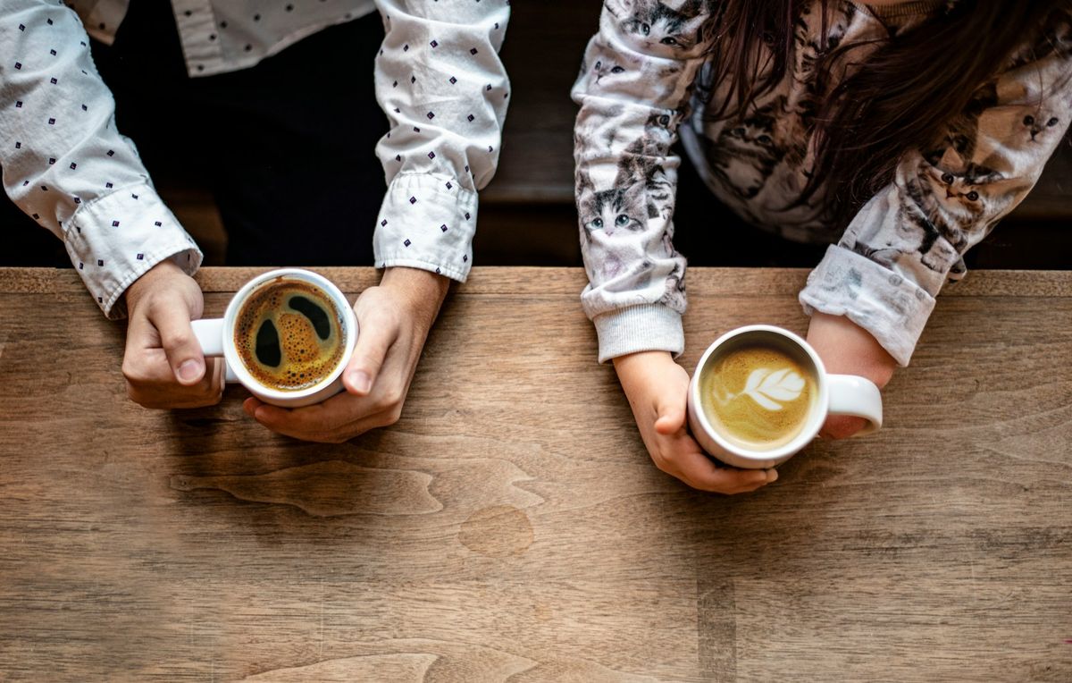 To personer med kaffekopper i en rolig samtale