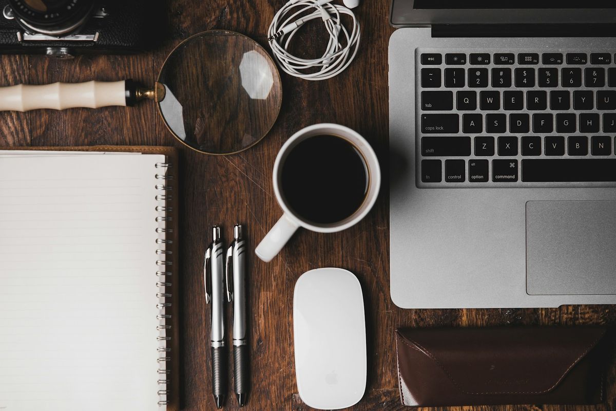 Laptop og kaffe på et bord – å regne og sammenligne lån